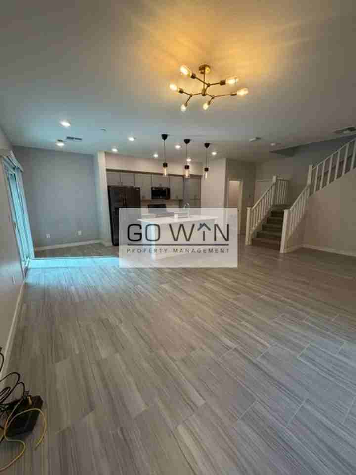 2733 S Catherine Dr - Photo 2 of 40