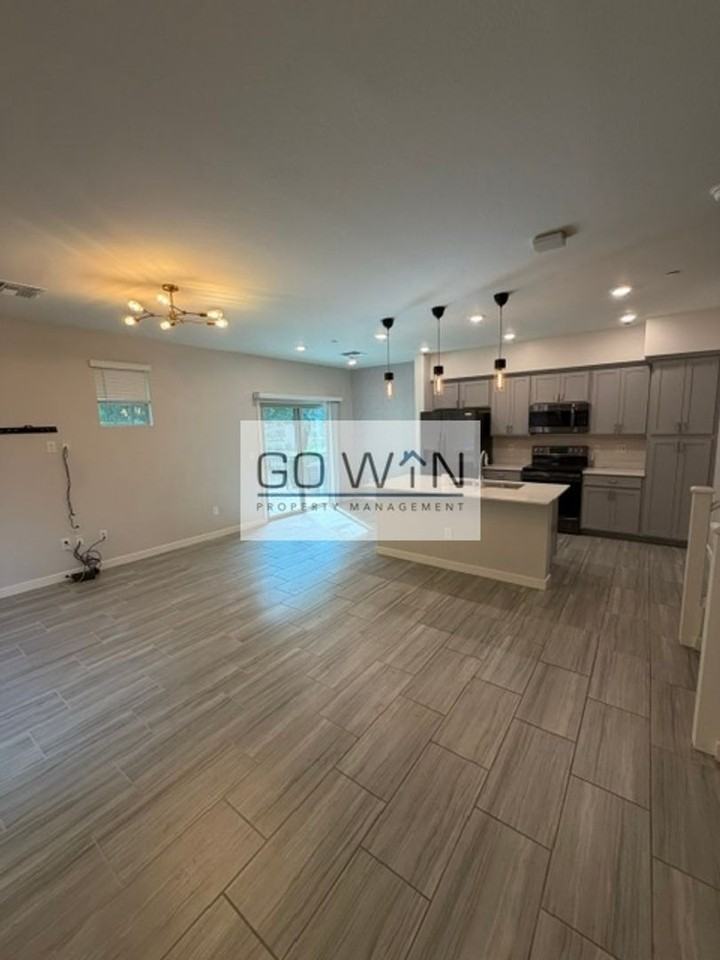 2733 S Catherine Dr - Photo 4 of 40