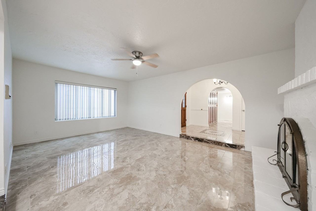 2851 E Acoma Dr - Photo 4 of 37