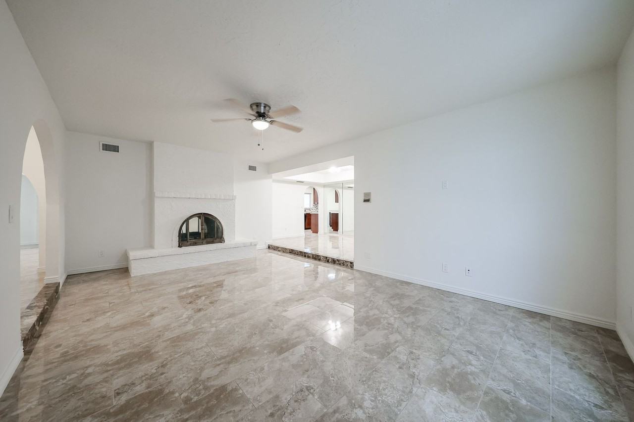 2851 E Acoma Dr - Photo 5 of 37