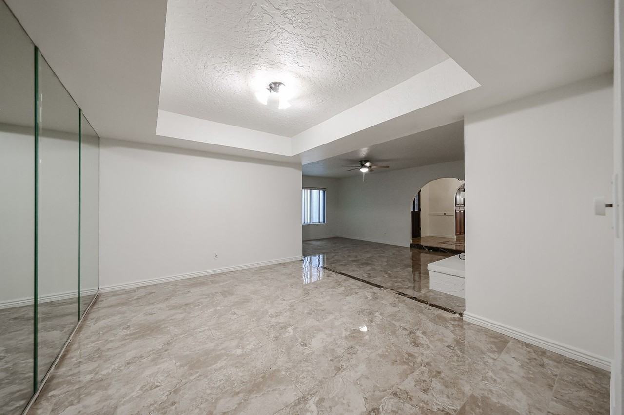 2851 E Acoma Dr - Photo 6 of 37