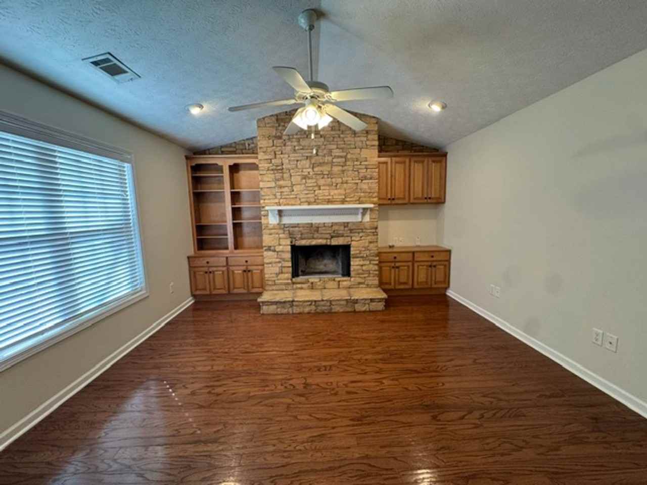 401 Creekside Dr - Photo 5 of 13