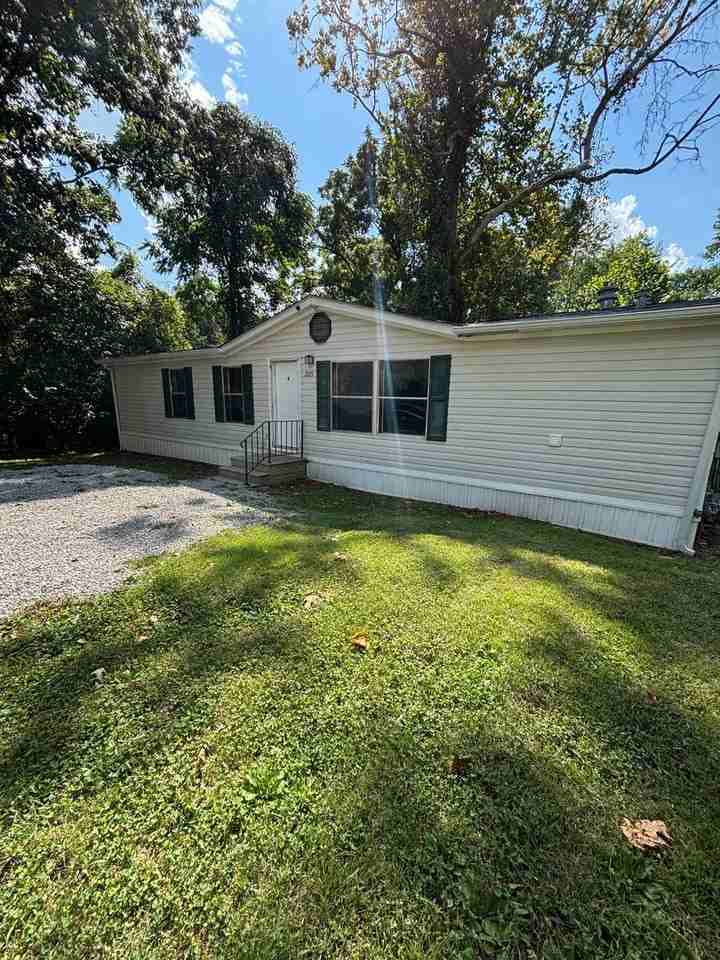 305 Cascade Dr - Photo 2 of 15