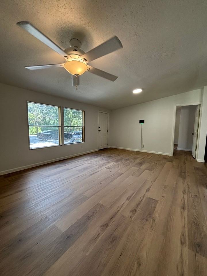305 Cascade Dr - Photo 4 of 15