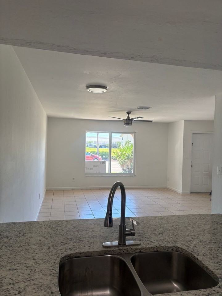 919 Cape Coral Pkwy W - Photo 5 of 23