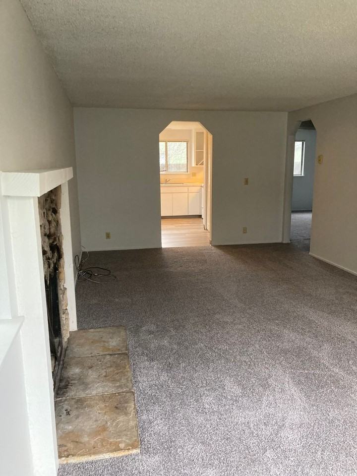 3210 S E Ct - Photo 3 of 10