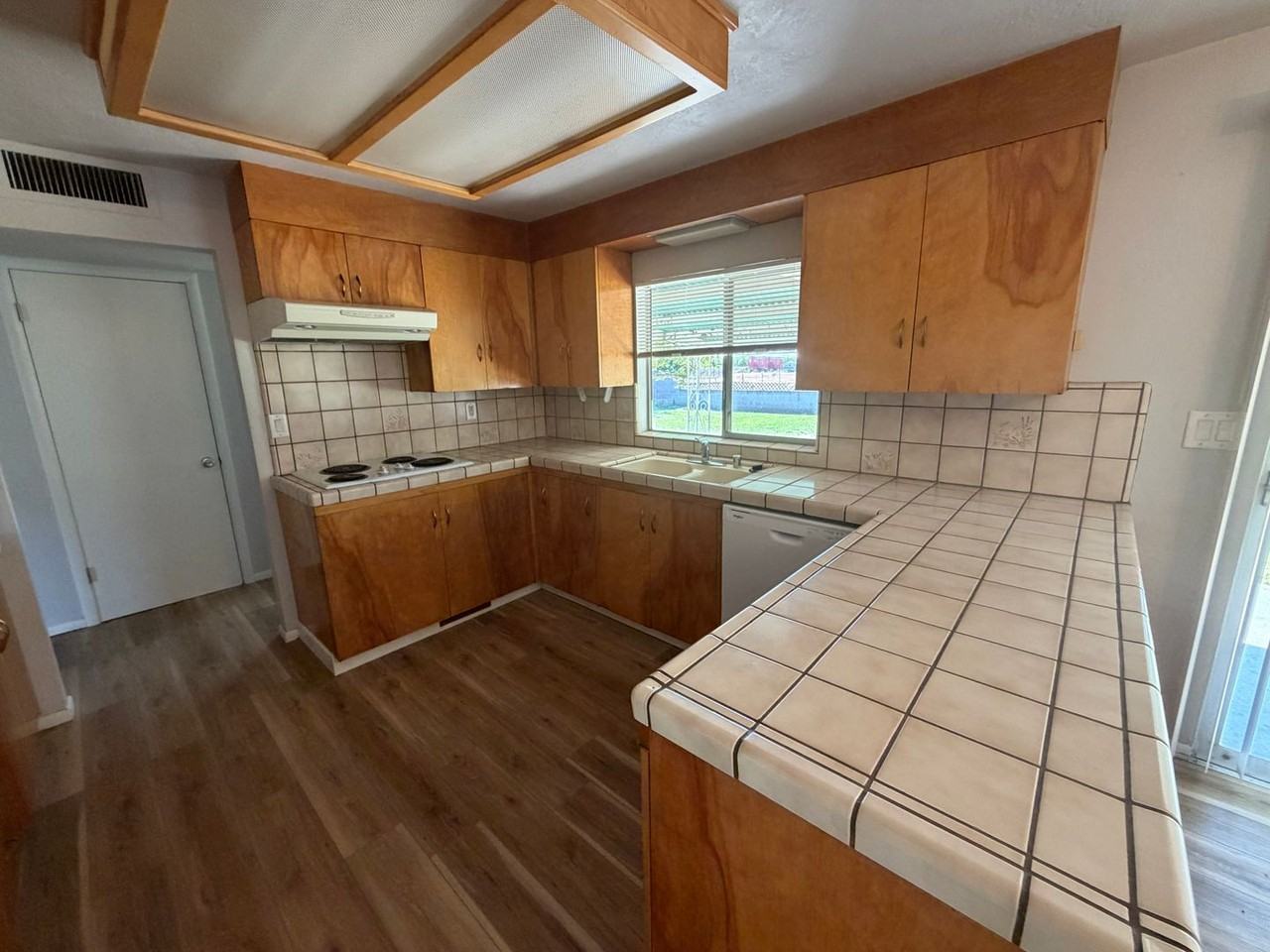 3390 Elmer Ave - Photo 4 of 10