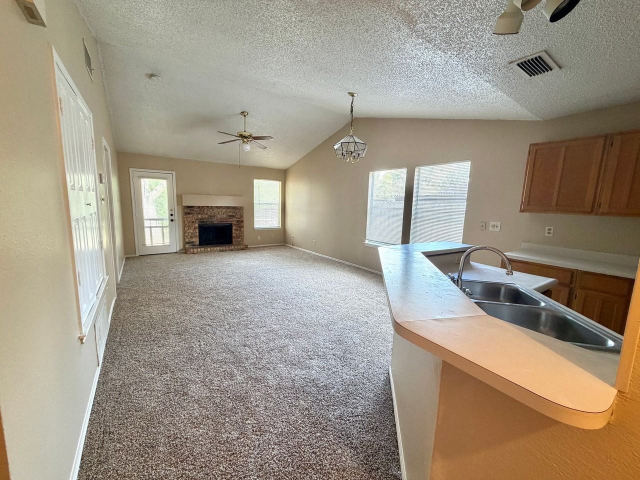 9221 Shadow Crest Dr - Photo 4 of 17