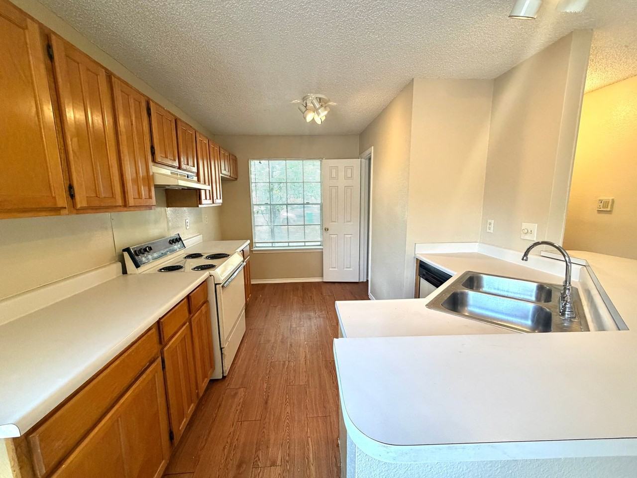 9221 Shadow Crest Dr - Photo 5 of 17