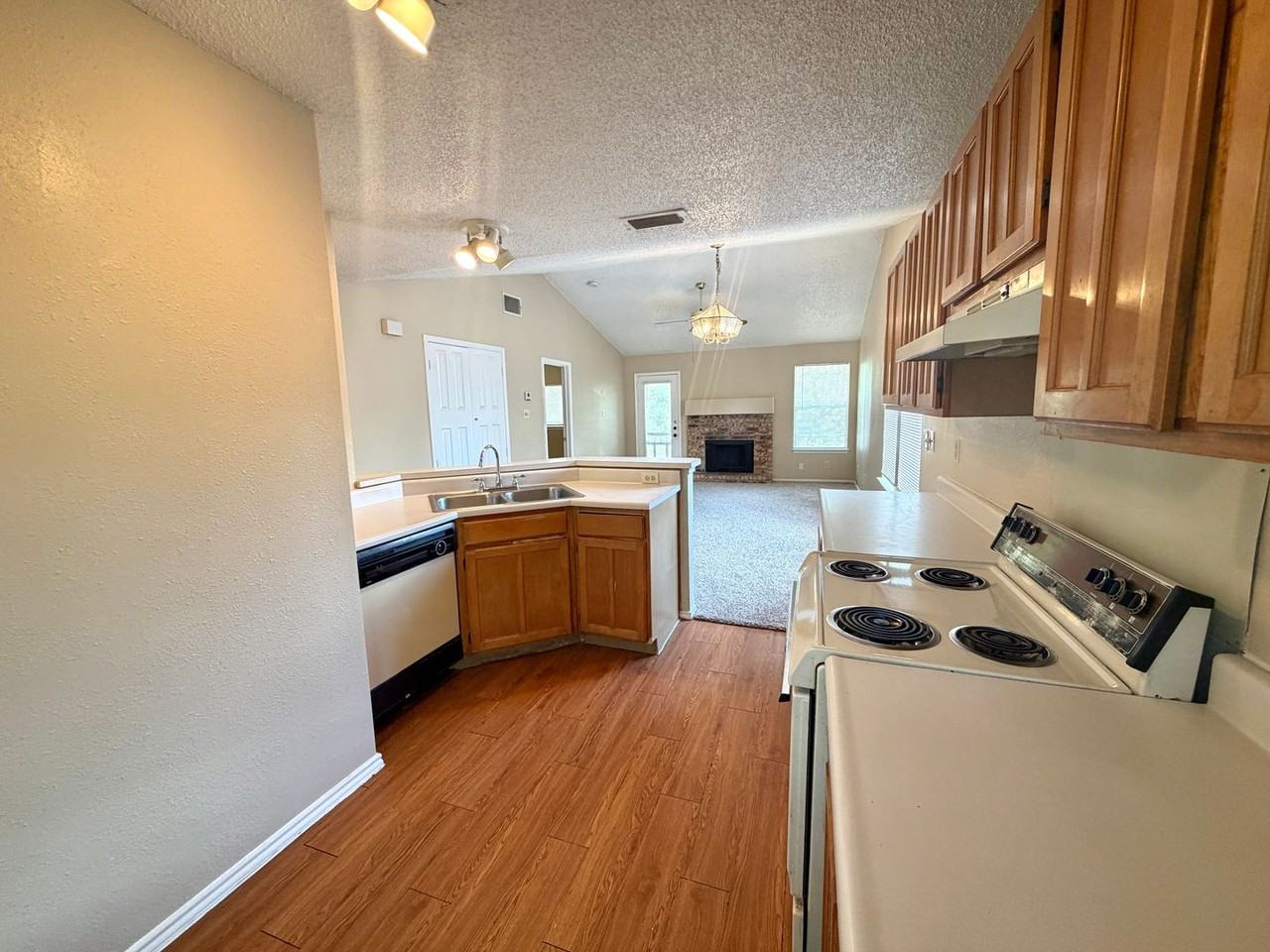 9221 Shadow Crest Dr - Photo 7 of 17