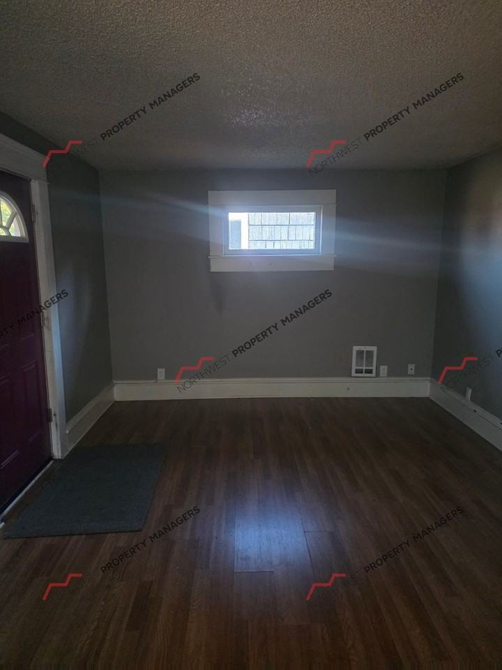 920 F St - Photo 3 of 16