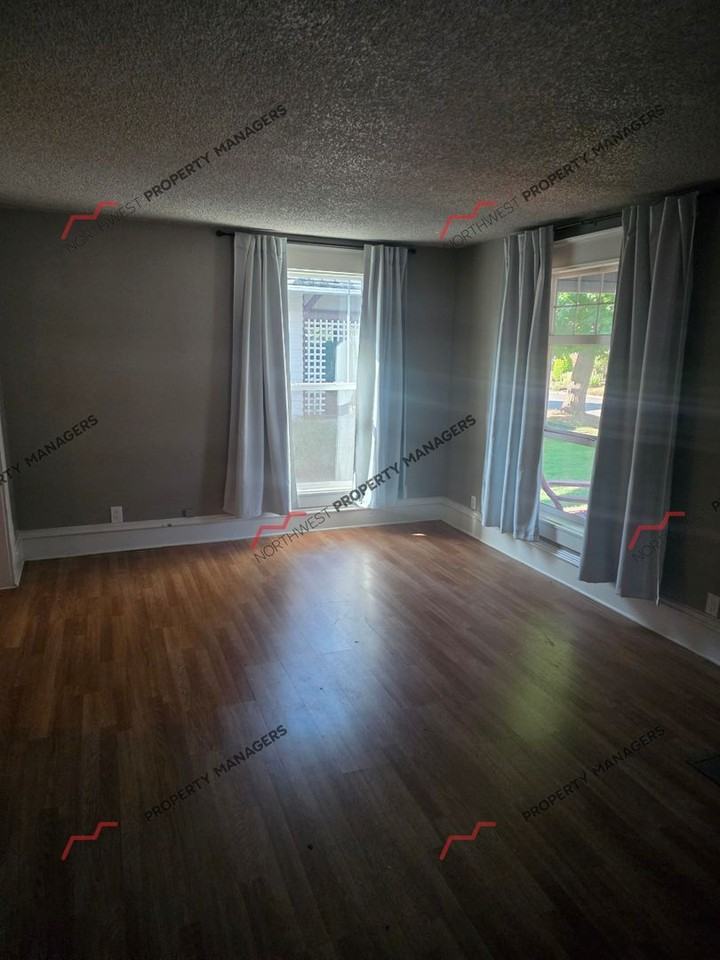 920 F St - Photo 4 of 16