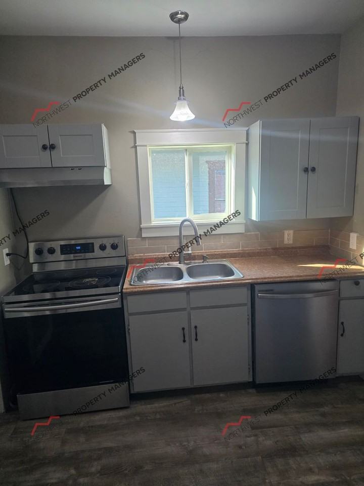 920 F St - Photo 6 of 16