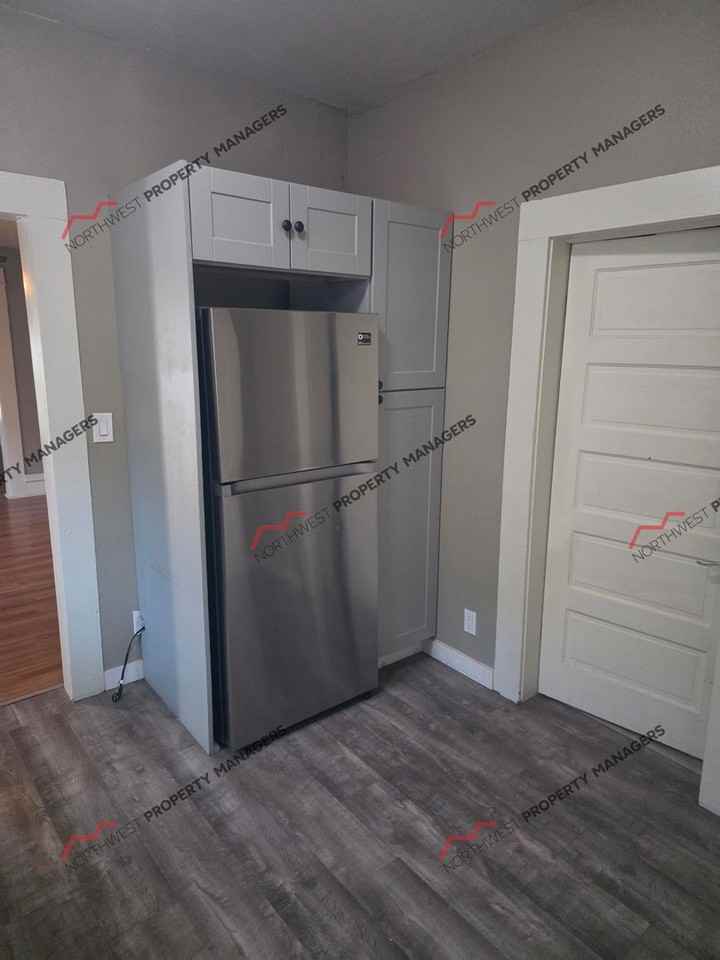 920 F St - Photo 7 of 16