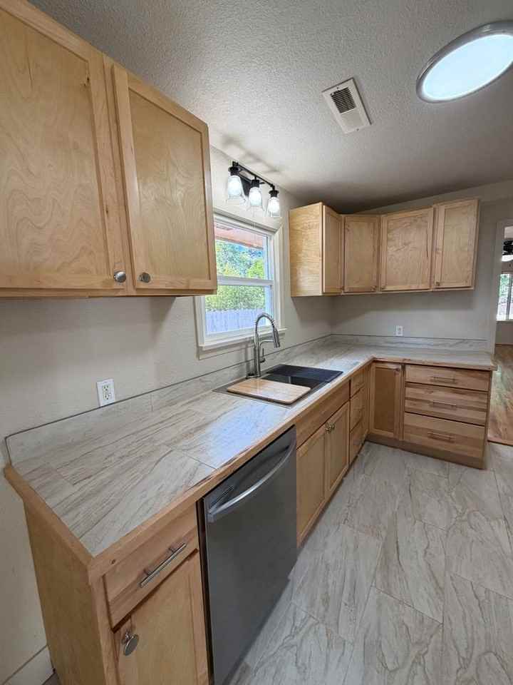 4225 Summers Ln - Photo 3 of 22