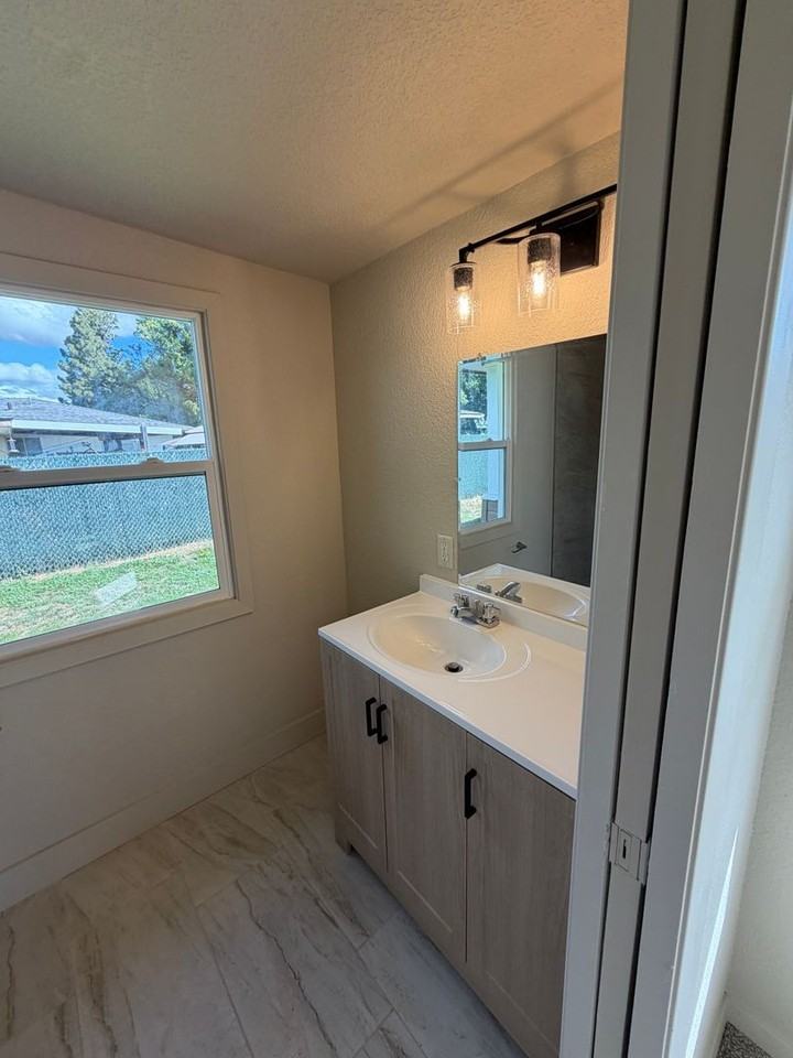 4225 Summers Ln - Photo 4 of 22