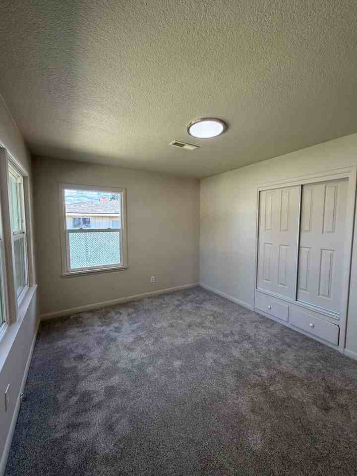 4225 Summers Ln - Photo 6 of 22