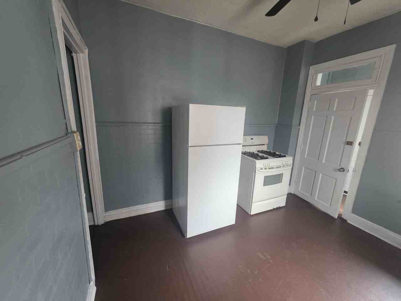 635 W Princess St 2nd Fl - Photo 4 of 10