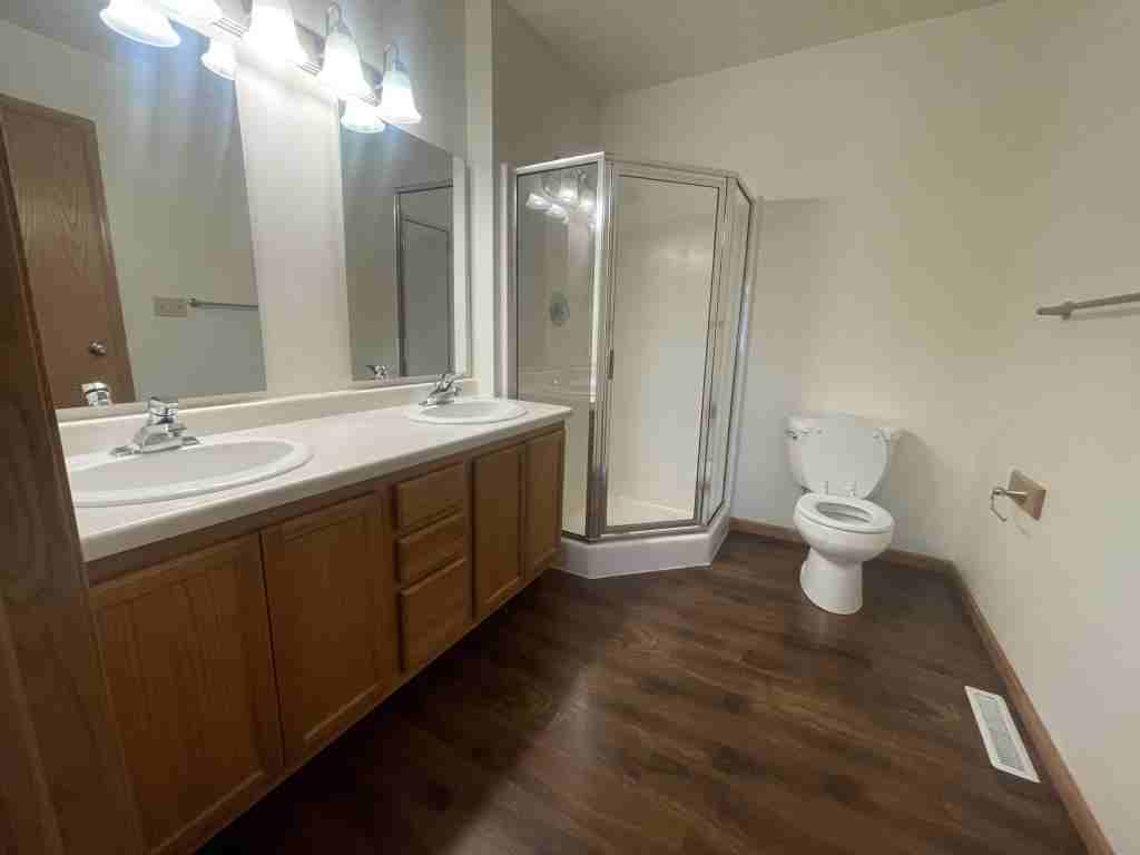 800 Western Ave - Photo 5 of 9