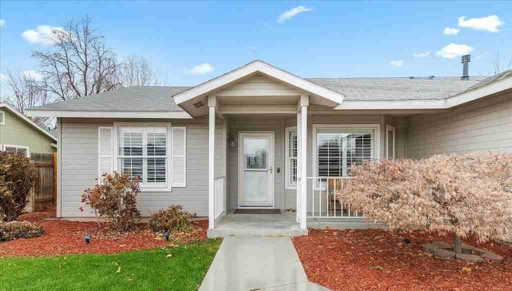1020 N Crestley Ave - Photo 2 of 12