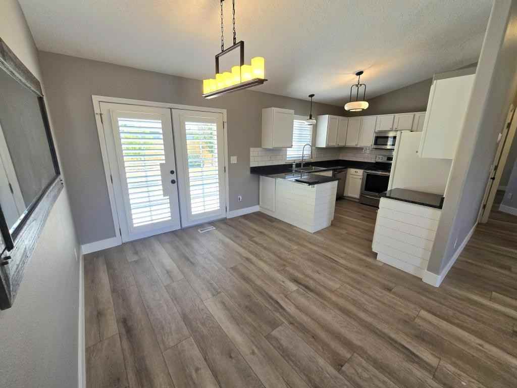 1020 N Crestley Ave - Photo 4 of 12