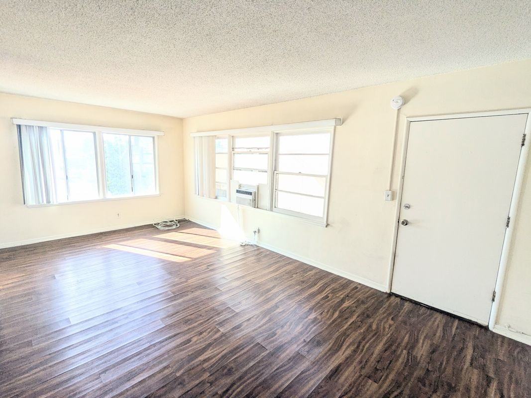 5149 Cahuenga Blvd - Photo 2 of 11