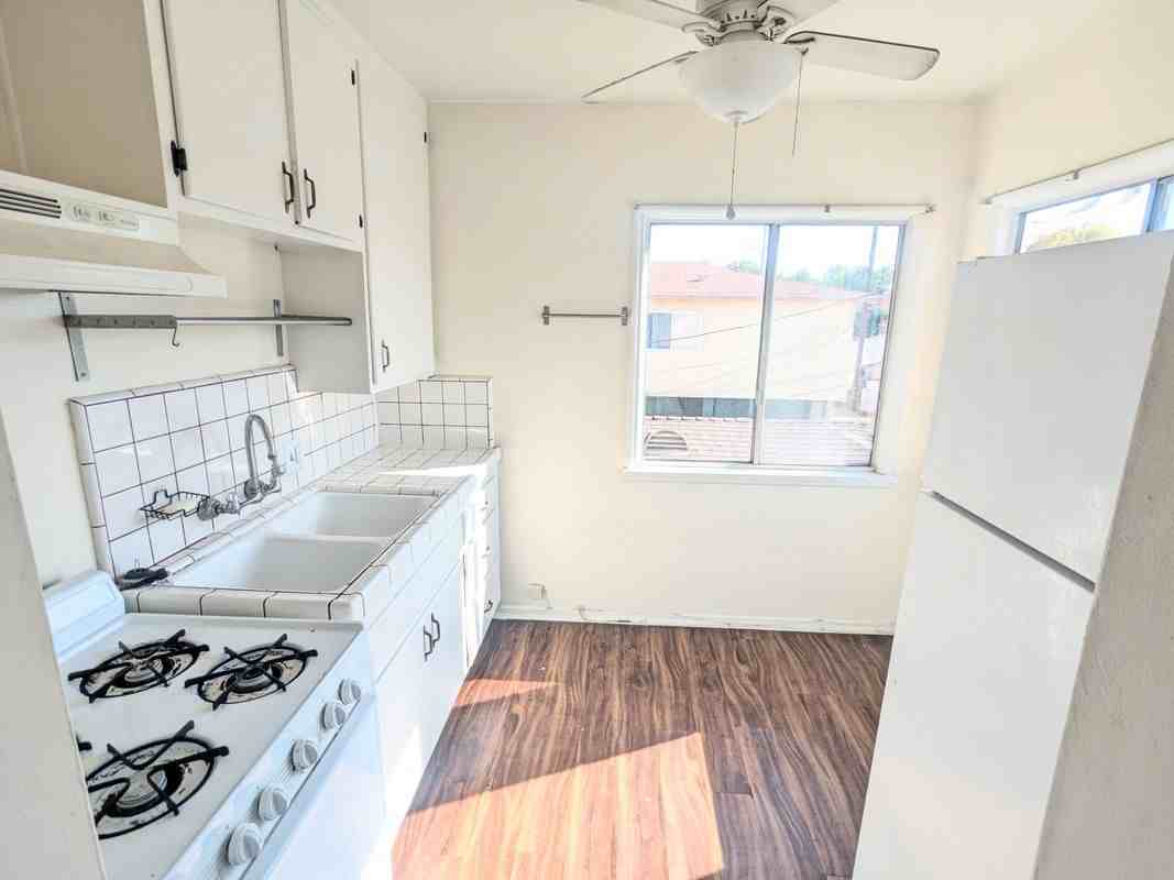 5149 Cahuenga Blvd - Photo 4 of 11