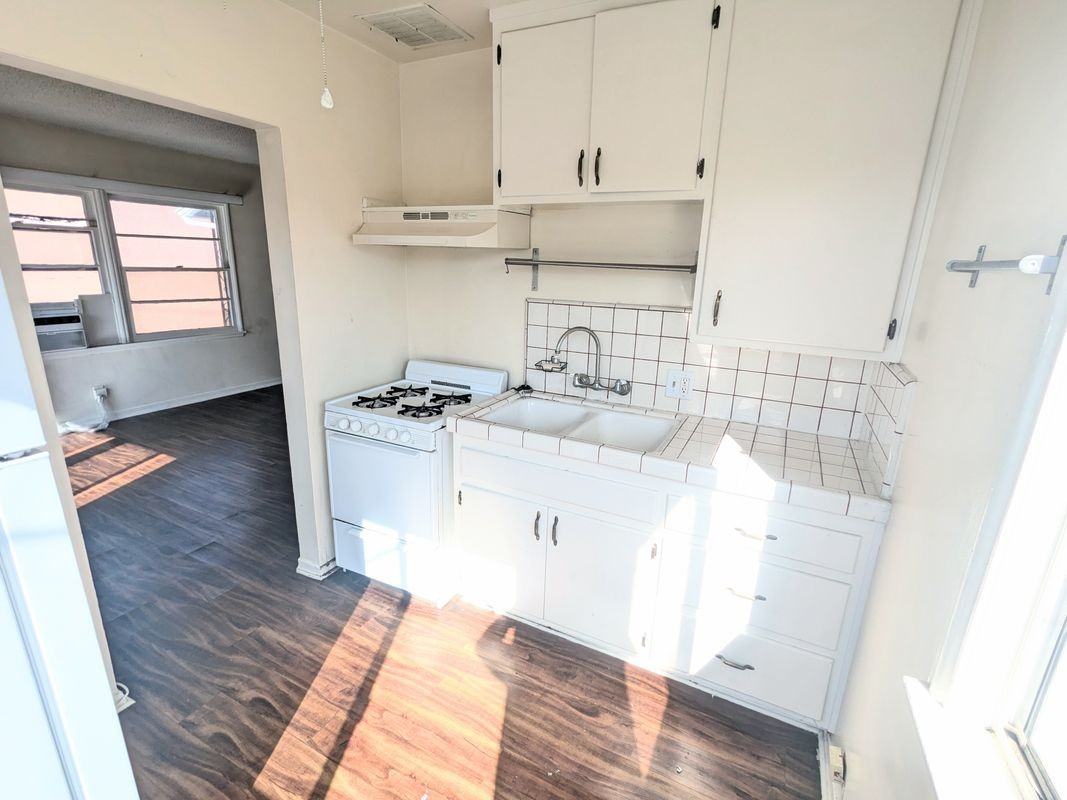 5149 Cahuenga Blvd - Photo 5 of 11