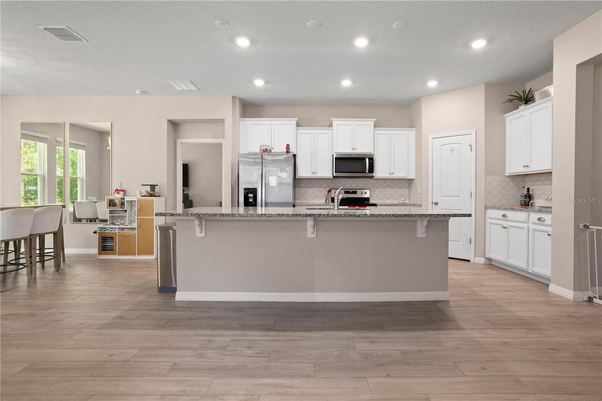 548 Shaelyn Pl - Photo 7 of 25