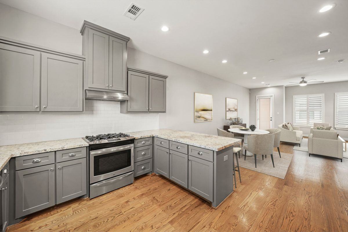 2547 Calumet St - Photo 2 of 3