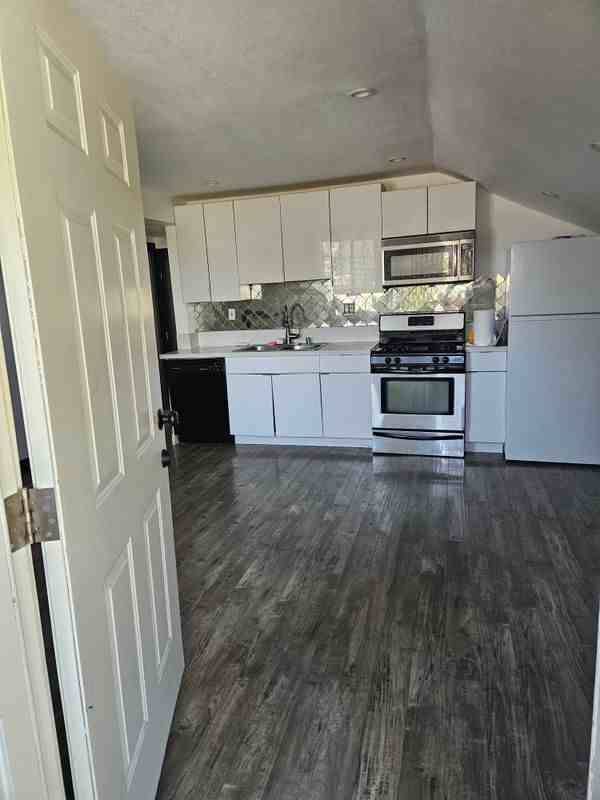 534 N Berendo St - Photo 5 of 21
