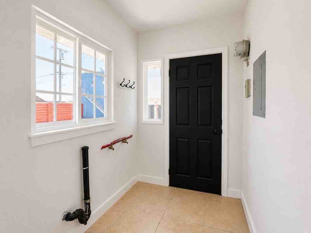 2566 Broadway - Photo 5 of 10