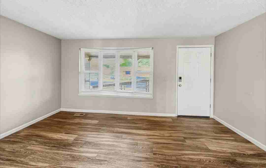 9300 Clermont Dr - Photo 3 of 7