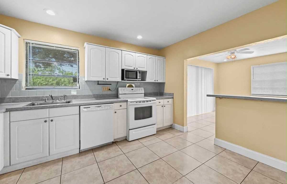 1924 Ware Cir - Photo 5 of 21
