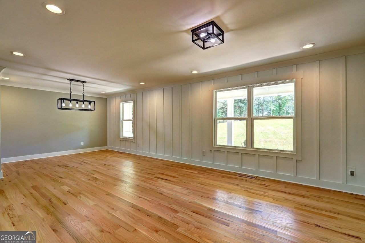 375 Foster Dr - Photo 4 of 9