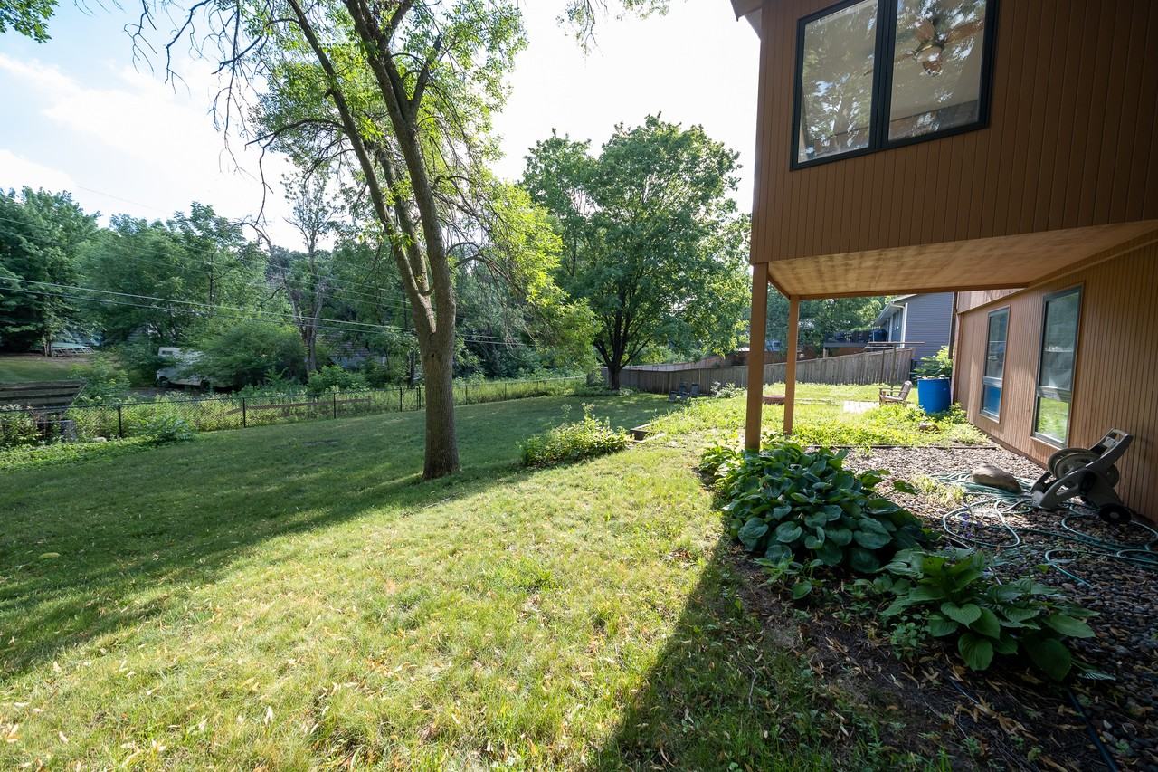 13613 Pleasant Ln - Photo 3 of 40