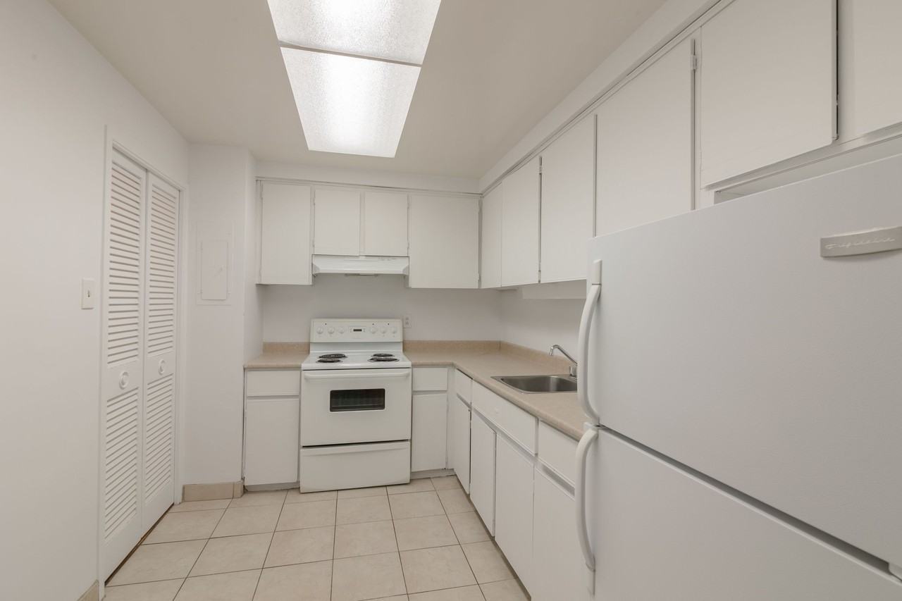 900 Rockland Avenue - Photo 3 of 50