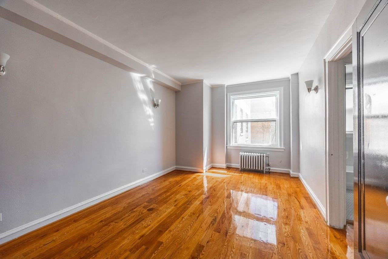 917 W Eastwood Ave #216 - Photo 2 of 6