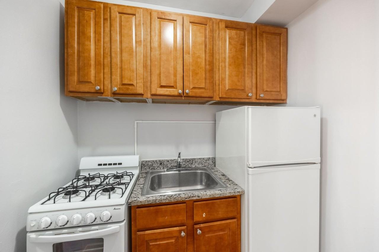 917 W Eastwood Ave #216 - Photo 4 of 6
