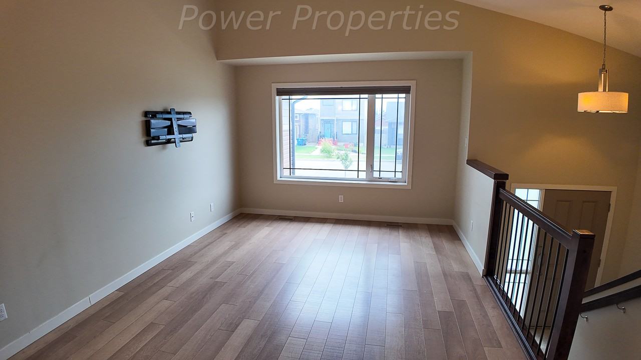 541 Blackwolf Blvd N - Photo 7 of 23