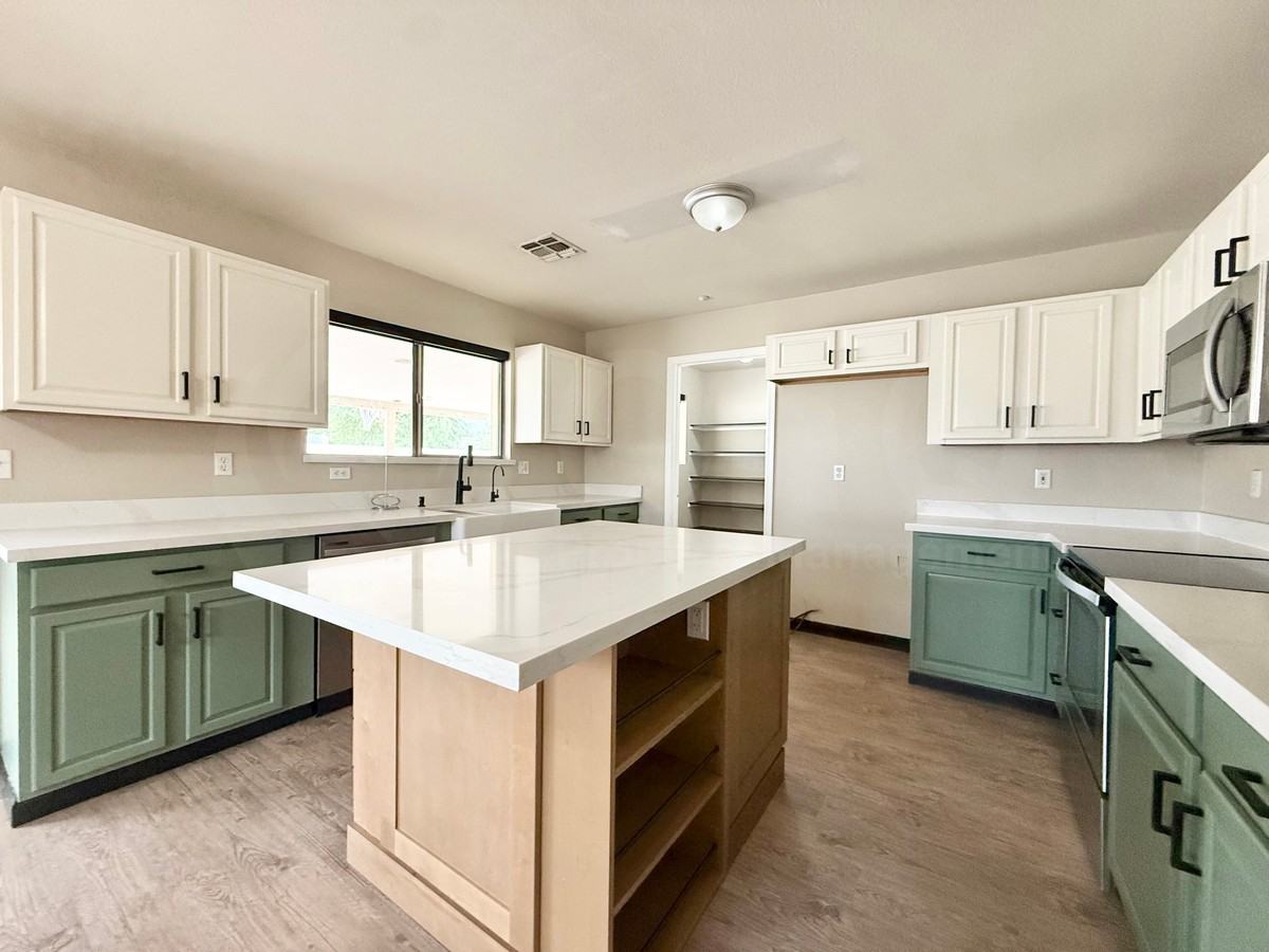 16550 N Naegel Dr - Photo 3 of 22