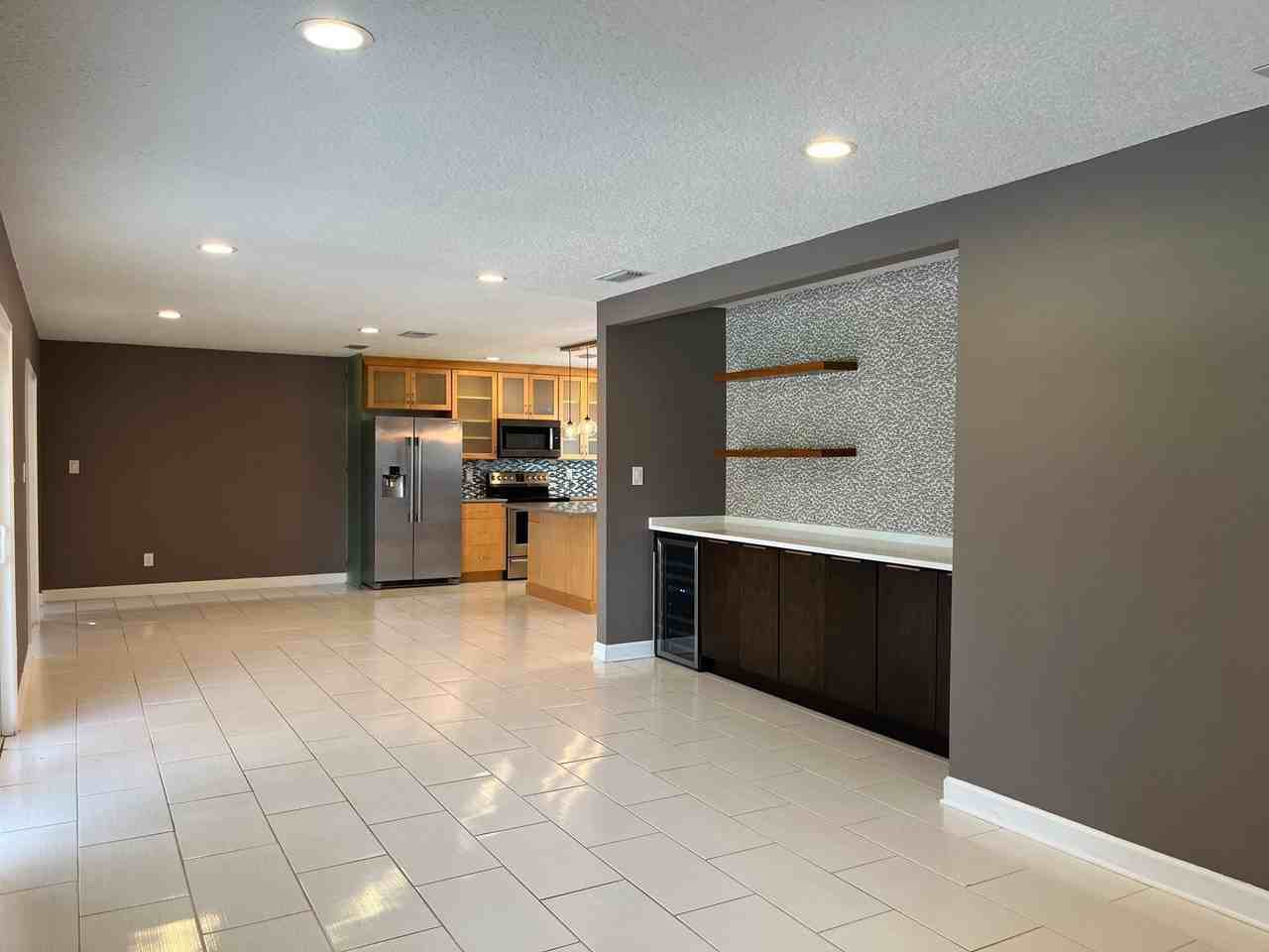 514 Baker St - Photo 3 of 24