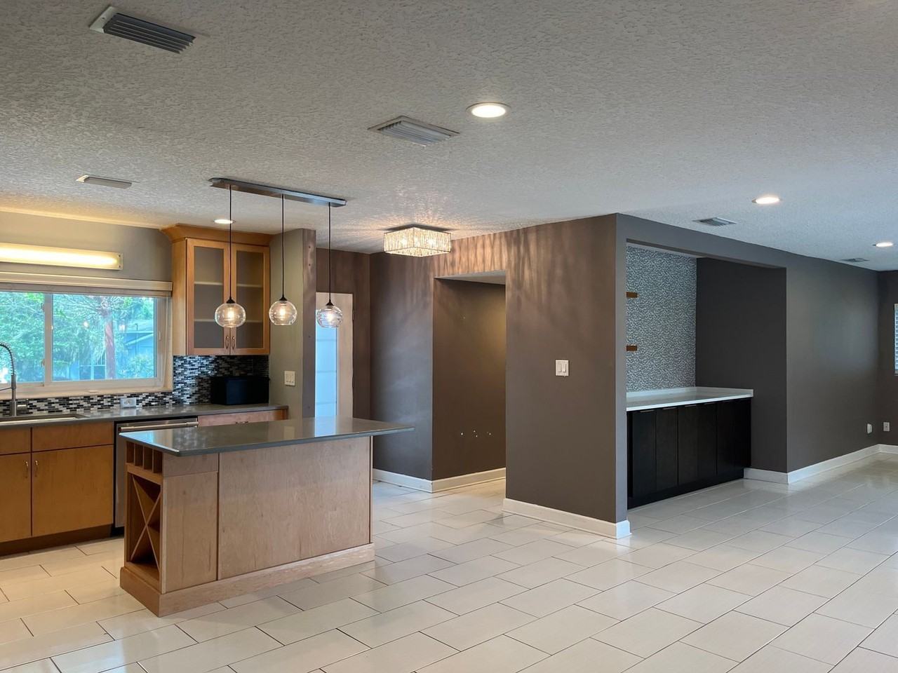 514 Baker St - Photo 4 of 24