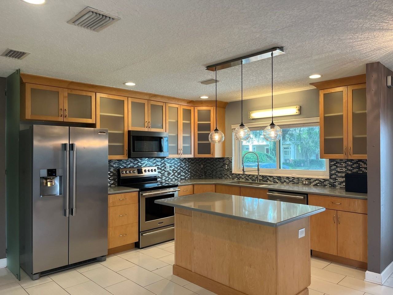 514 Baker St - Photo 5 of 24