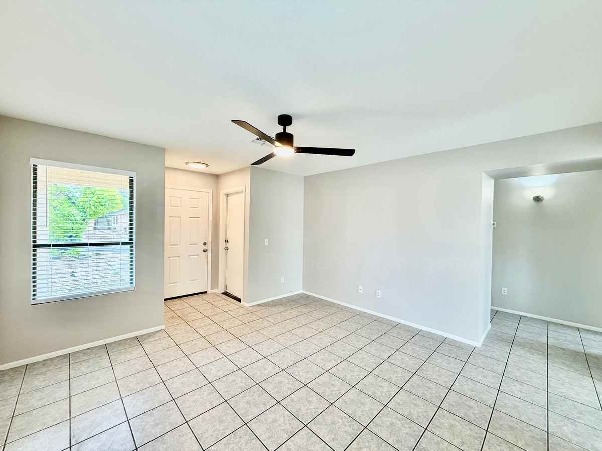 8604 W Elm St - Photo 4 of 30
