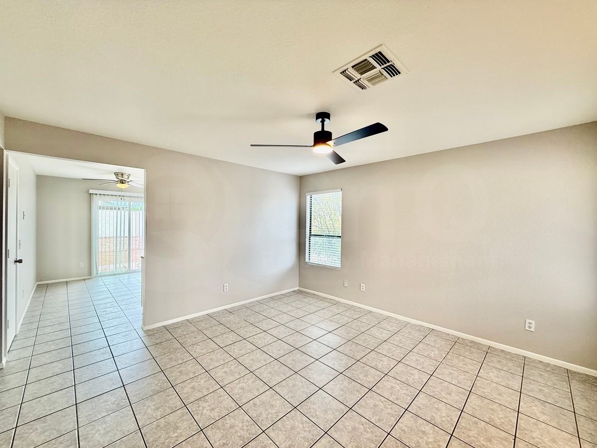 8604 W Elm St - Photo 5 of 30