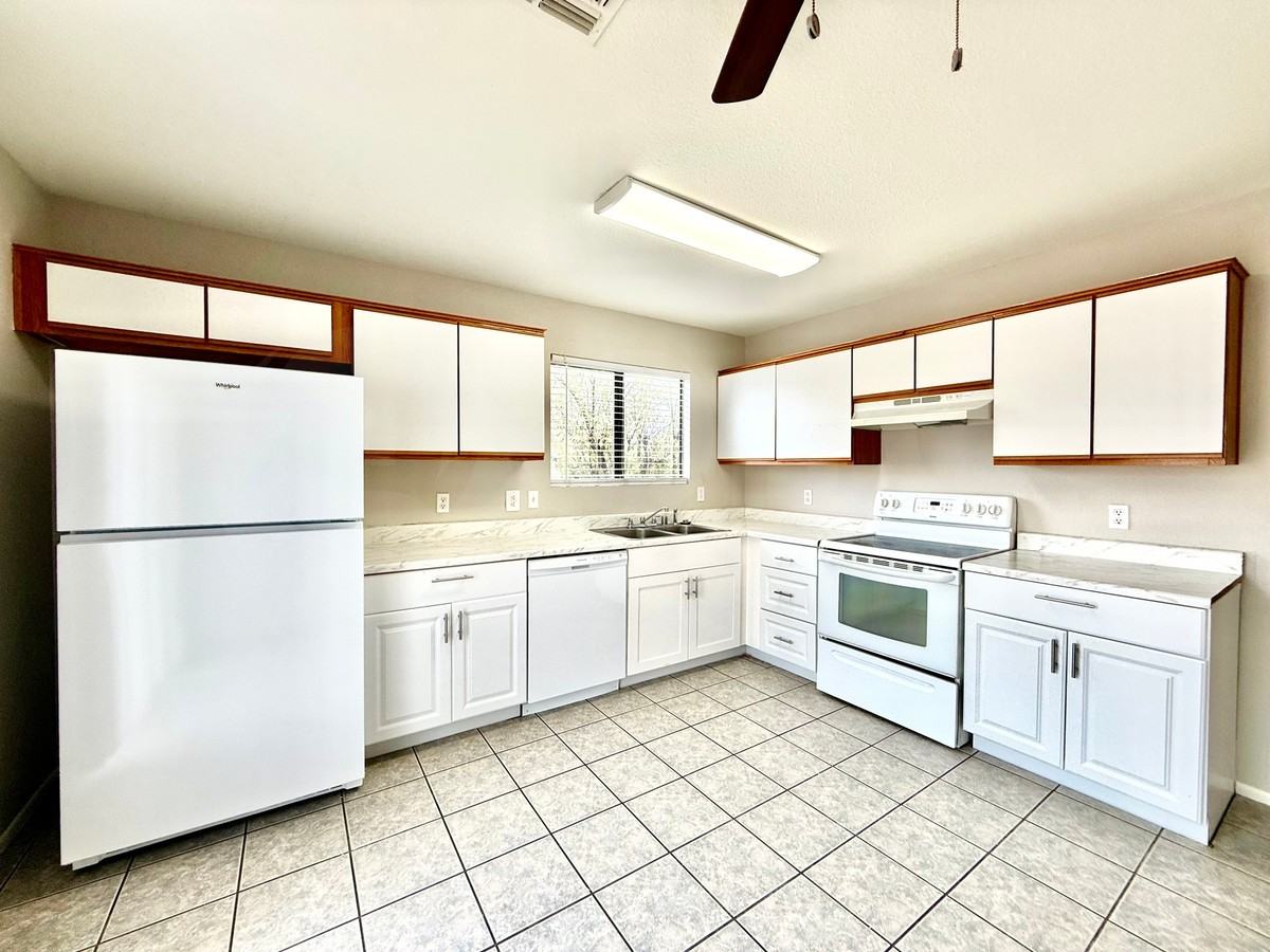 8604 W Elm St - Photo 6 of 30
