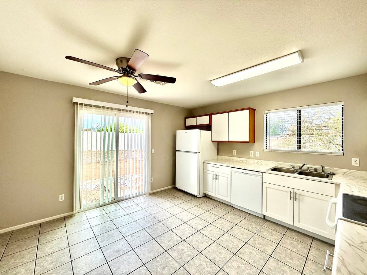 8604 W Elm St - Photo 7 of 30
