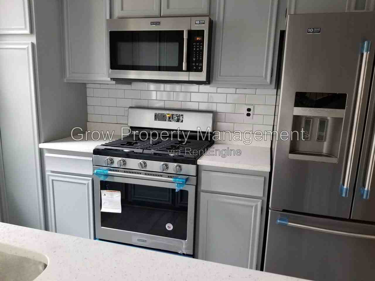 956 S Front St - Photo 2 of 14