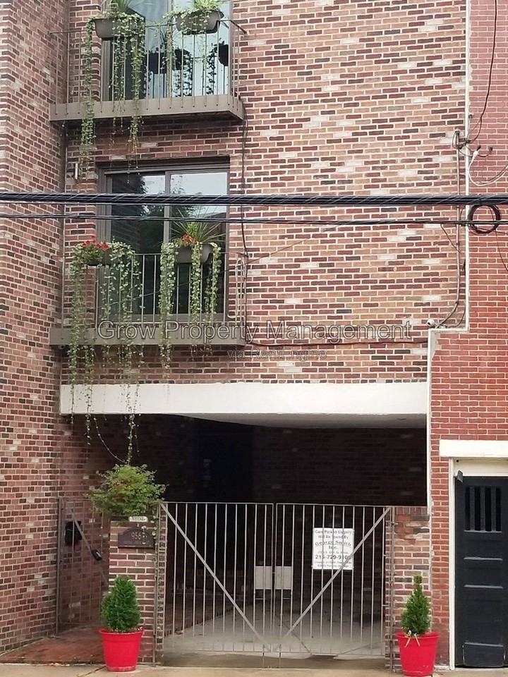 956 S Front St - Photo 3 of 14